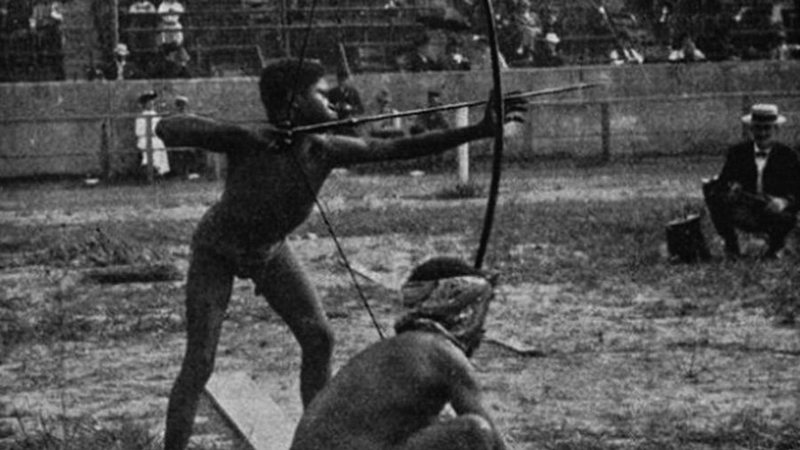 Fotografia de dois jovens competindo nos Dias Antropológicos - Wikimedia Commons