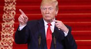 O ex-presidente americano Donald Trump aponta para a direita - Getty Images