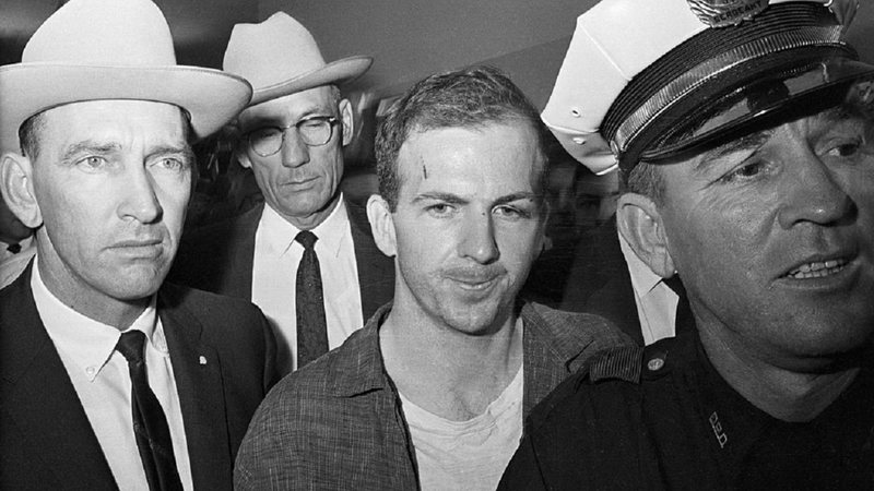 Oswald sendo escoltado pela polícia em 22 de novembro de 1963