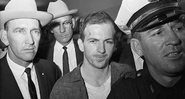 Oswald sendo escoltado pela polícia em 22 de novembro de 1963 - Getty Images