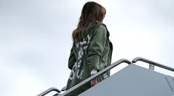 Melania Trump usando uma jaqueta com frase polêmica, em 2018 - Getty Images