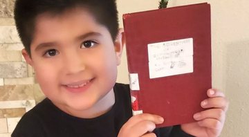 Dillon e seu livro natalino - Arquivo pessoal / Famíia Helbig