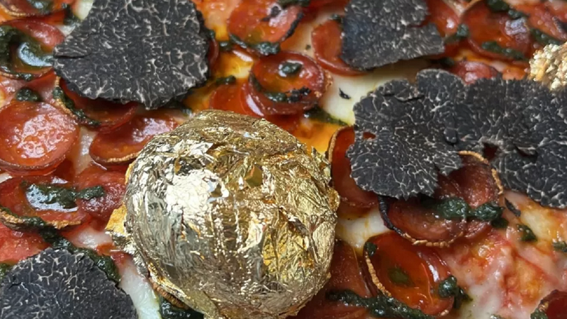 Pedaço da pizza retangular com ouro e trufas negras - Divulgação / Unregular Pizza