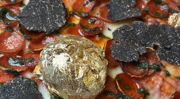 Pedaço da pizza retangular com ouro e trufas negras - Divulgação / Unregular Pizza