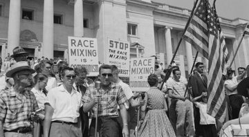 Manifestantes protestam contra a miscigenação racial, em 1959 - Wikimedia Commons