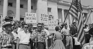 Manifestantes protestam contra a integração da Little Rock, a High School Central do Arkansas, em 1959 - Wikimedia Commons