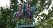 A estátua de Robert E. Lee é feita de bronze e ficava no centro de Charlottesville - Getty Images