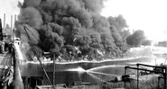 Rio Cuyahoga em chamas, em 1952 - Cleveland State University Library