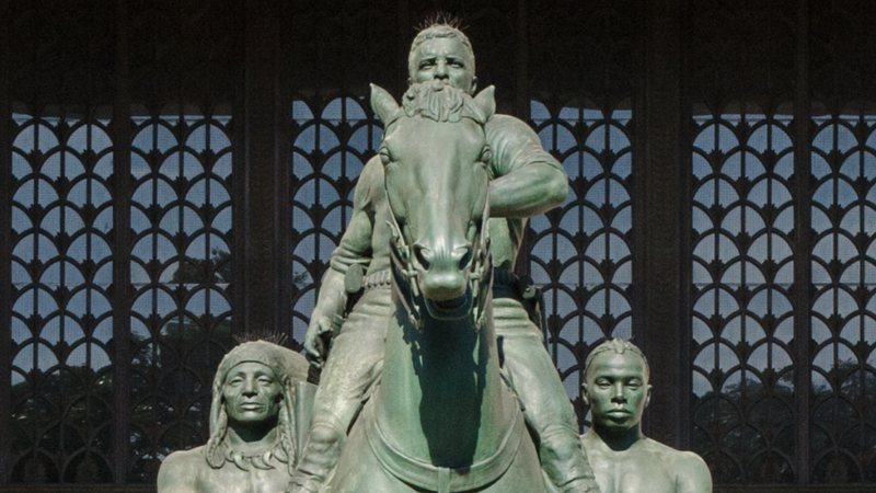 Vista frontal da estátua equestre de Theodore Roosevelt