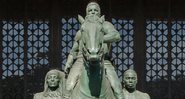 Vista frontal da estátua equestre de Theodore Roosevelt - Wikimedia Commons / edwardhblake