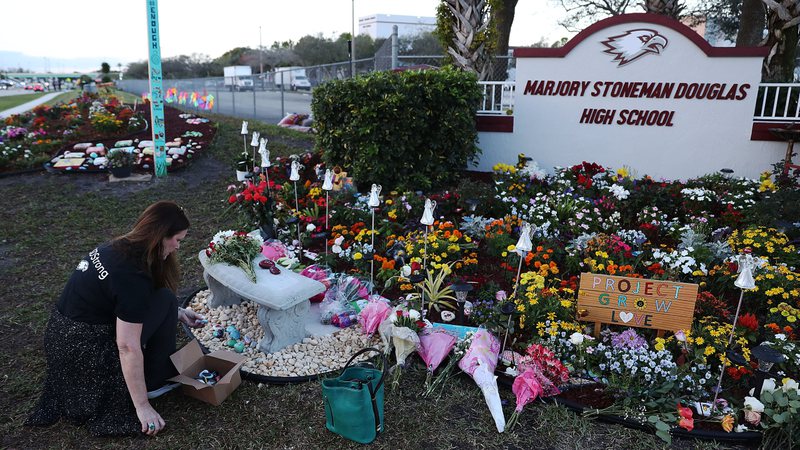 Homenagens deixadas na frente da escola após o tiroteio - Getty Images
