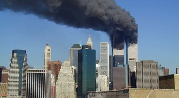 Torres do WTC queimando no dia dos ataques - Wikimedia Commons