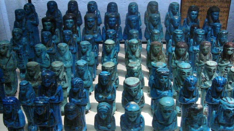 Estatuetas egípcias expostas no Louvre em 2006 - Creative Commons