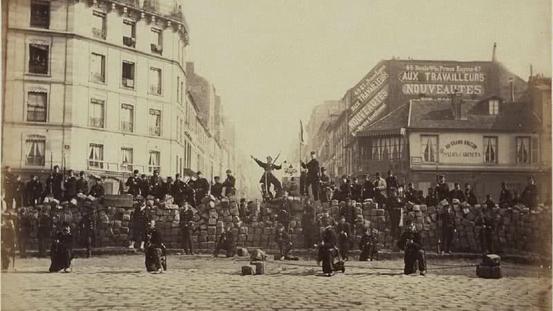 Uma barricada erguida pela Guarda Nacional em 18 de março de 1871