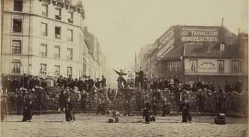 Uma barricada erguida pela Guarda Nacional em 18 de março de 1871 - Wikimedia Commons