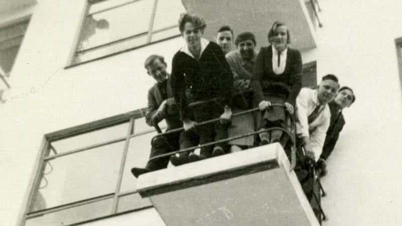 Alunos da Bauhaus em uma sacada da escola, ponto de encontro entre os jovens da época