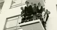 Alunos da Bauhaus em uma sacada da escola, ponto de encontro entre os jovens da época - Stiftung Bauhaus Dessau