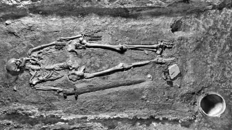 O esqueleto de um guerreiro não identificado do século 10, que trouxe várias teorias - Instituto de Arqueologia de Praga
