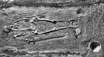 O esqueleto de um guerreiro não identificado do século 10, que trouxe várias teorias - Instituto de Arqueologia de Praga
