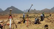 Arqueólogos escavando igreja soterrada ao norte da Etiópia - Divulgação: Ioana Dumitru
