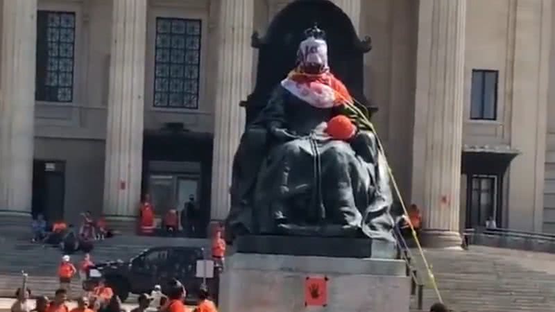 Imagem de uma estátua sendo derrubada por canadenses - Divulgação/Twitter/@APTNNews