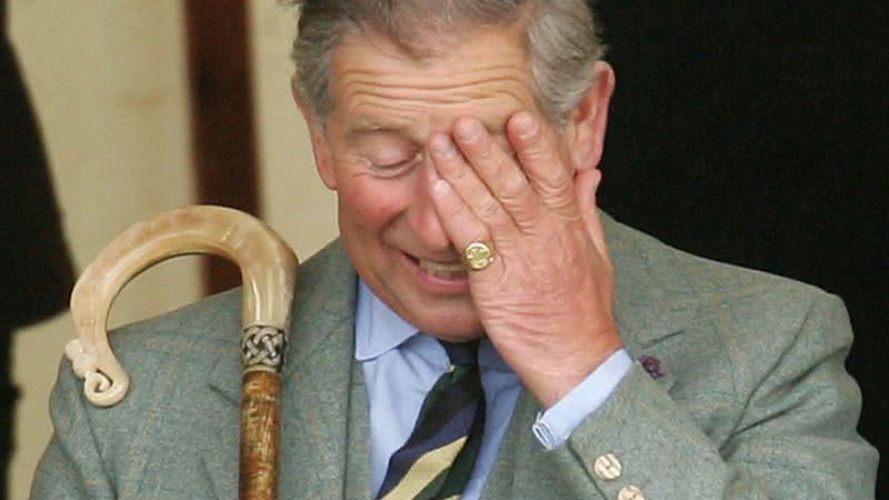 Fotografia do rei Charles III utilizando seu anel do dedo mindinho - Getty Images