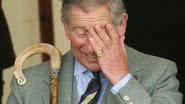Fotografia do rei Charles III utilizando seu anel do dedo mindinho - Getty Images