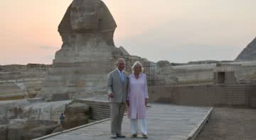 Fotografia de Charles e Camila diante da Esfinge egípcia - Divulgação/ Instagram/ @clarencehouse