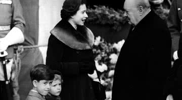 Elizabeth II, príncipe Charles e princesa Anne com o primeiro-ministro Winston Churchill - Getty Images