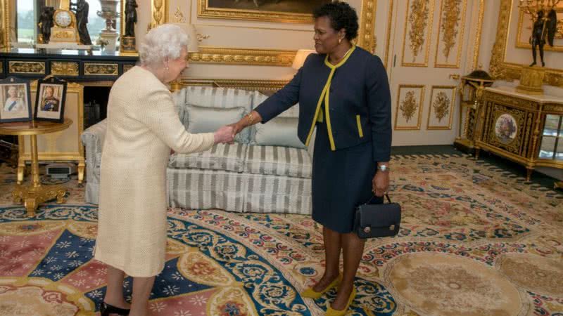 Rainha Elizabeth cumprimenta a governadora-geral de Barbados, Sandra Mason - Getty Images