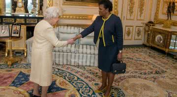Rainha Elizabeth cumprimenta a governadora-geral de Barbados, Sandra Mason - Getty Images