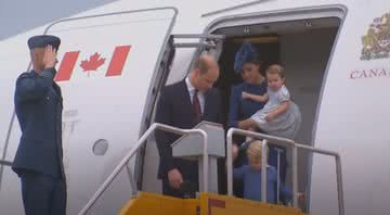 Kate Middleton e Príncipe William saindo de avião com seus filhos - Divulgação/Youtube