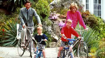 Diana andando de bicicleta ao lado de Charles, William e Harry - Divulgação/Twitter/BBC