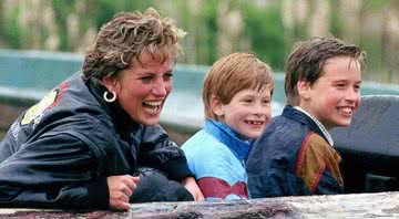 Princesa Diana com seus filhos, Harry e William - Divulgação/Pinterest