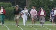 Diana correndo ao lado de outras mães na escola do príncipe Harry - Divulgação/YouTube/ Access