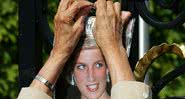 Tributo à princesa Diana nos portões do Palácio de Kensington - Getty Images