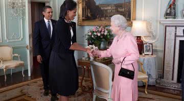 Elizabeth II cumprimenta Michelle Obama, então primeira-dama dos EUA - Wikimedia Commons
