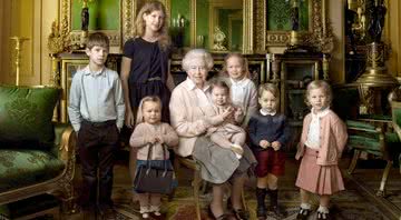 Rainha Elizabeth II com alguns de seus netos e bisnetos - Divulgação