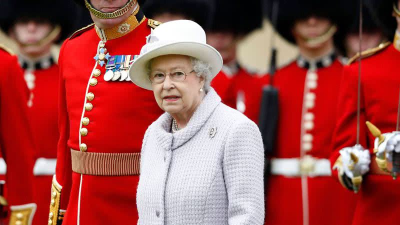 Elizabeth II ao lado de guardas reais - Getty Images