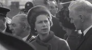 Elizabeth II em sua primeira visita a Aberfan - Divulgação/ YouTube/ British Pathé