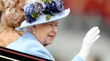 Fotografia da Rainha Elizabeth II, acenando para as pessoas - Getty Images