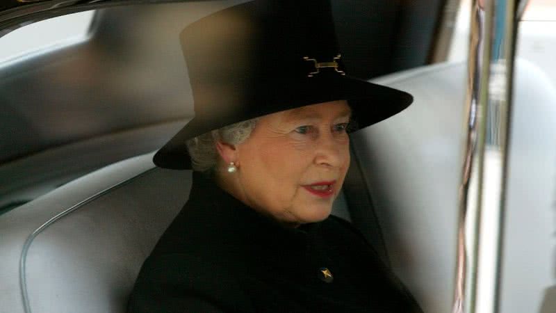 Elizabeth II em funeral no ano de 2002