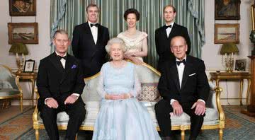 Elizabeth II com o marido e os filhos - Wikimedia Commons / Família Real Britânica