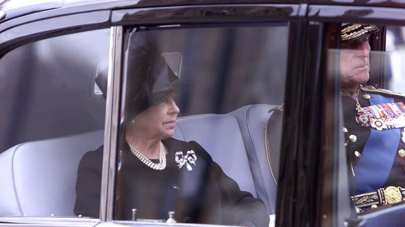 Rainha Elizabeth II e seu então marido príncipe Philip no funeral da Rainha Mãe, Elizabeth, em 2002 - Getty Images