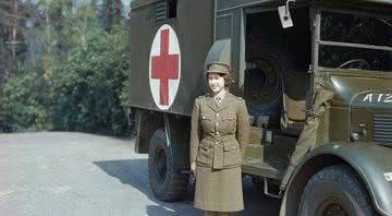 Fotografia de Elizabeth II durante serviço na Segunda Guerra - Imperial War Museums via Wikimedia Commons