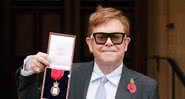 Elton John recebendo honraria - Getty Images