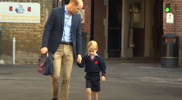 Príncipe George em seu primeiro dia de aula, usando shorts - Divulgação / Youtube / Historia Today