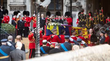 Multidão reunida para primeira cerimônia funerária da rainha Elizabeth II, na Escócia - Getty Images