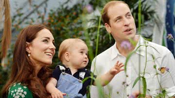 Kate Middleton e príncipe Harry com seu filho, príncipe George, com pouco menos de um ano - Getty Images