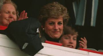 Diana sendo aplaudida durante presença em estádio, em 1995 - Getty Images